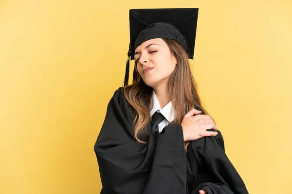 Νεαρός Απόφοιτος Πανεπιστημίου Απομονωμένος Κίτρινο Φόντο Που Υποφέρει Από Πόνο — Φωτογραφία Αρχείου