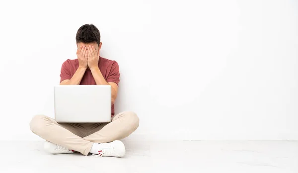 Adolescente Sentado Flor Com Seu Laptop Com Expressão Cansada Doente — Fotografia de Stock