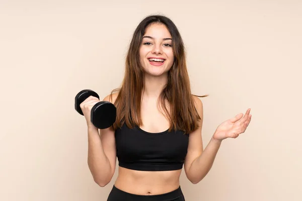 Jong Sport Vrouw Maken Gewichtheffen Geïsoleerd Beige Achtergrond Lachen — Stockfoto