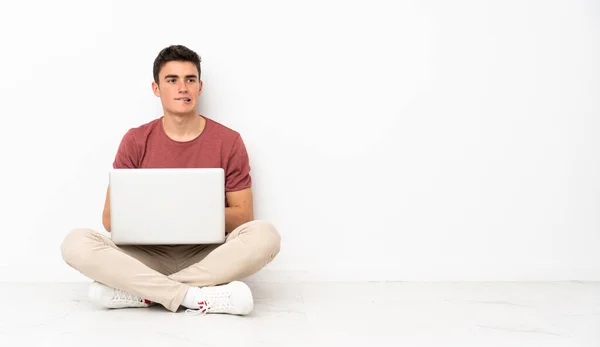Adolescente Sentado Flor Com Seu Laptop Com Expressão Facial Confusa — Fotografia de Stock