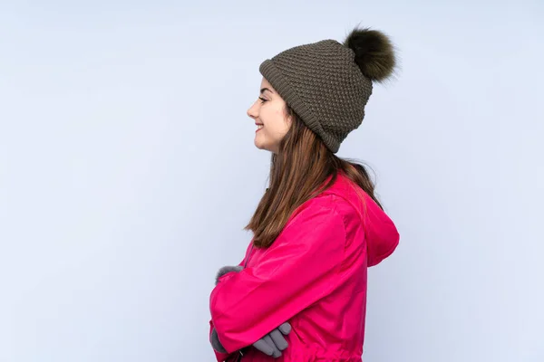 Junges Mädchen Mit Wintermütze Isoliert Auf Blauem Hintergrund Seitlicher Position — Stockfoto