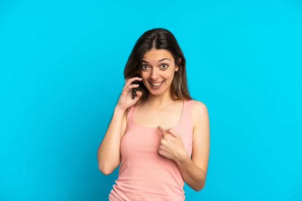 Jeune Femme Caucasienne Utilisant Téléphone Mobile Isolé Sur Fond Bleu — Photo