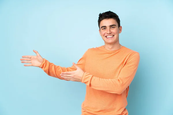 Adolescente Caucásico Guapo Hombre Aislado Púrpura Fondo Extendiendo Las Manos —  Fotos de Stock