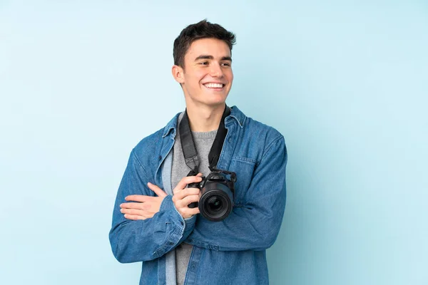 Teenager Photographer Man Isolated Blue Background Laughing — Stock Photo, Image