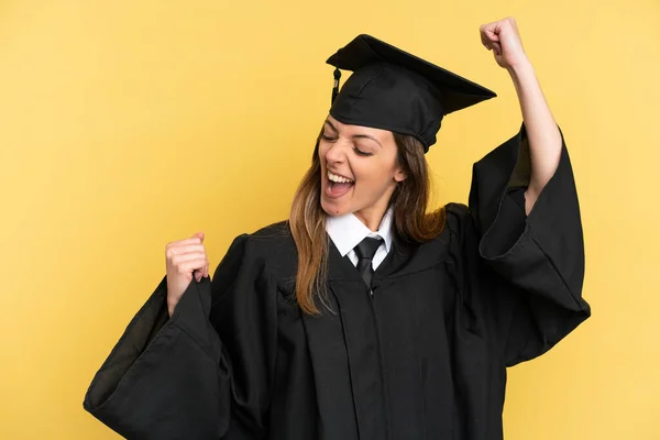 Joven Graduado Universitario Aislado Sobre Fondo Amarillo Celebrando Una Victoria — Foto de Stock