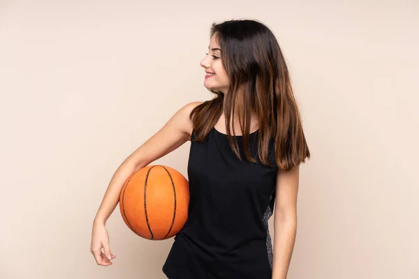 Junge Kaukasierin Isoliert Auf Beigem Hintergrund Beim Basketballspielen — Stockfoto