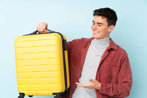 Έφηβος Καυκάσιος Άνδρας Απομονωμένος Μωβ Φόντο Διακοπές Ταξιδιωτική Βαλίτσα — Φωτογραφία Αρχείου