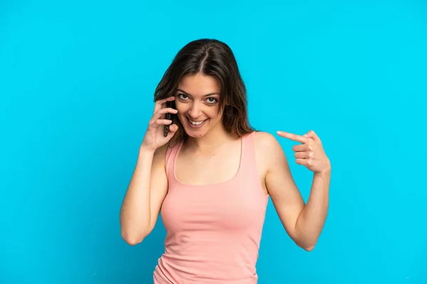 Jeune Femme Caucasienne Utilisant Téléphone Mobile Isolé Sur Fond Bleu — Photo