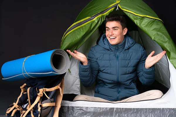 Tonåring Kaukasier Man Inne Camping Grönt Tält Isolerad Svart Bakgrund — Stockfoto