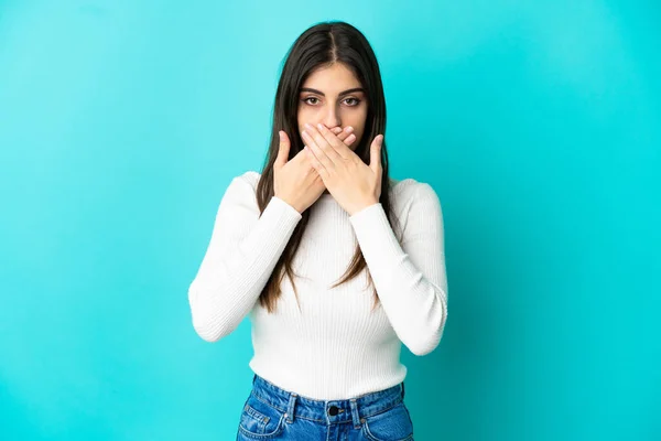 Mavi Arka Planda Izole Edilmiş Genç Beyaz Kadın Elleriyle Ağzını — Stok fotoğraf