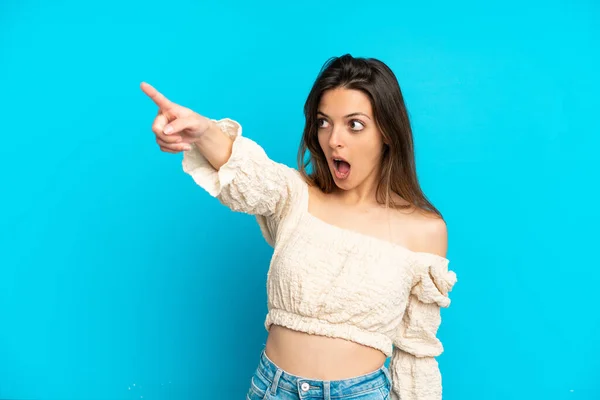 Young Caucasian Woman Isolated Blue Background Pointing Away — Stock Photo, Image