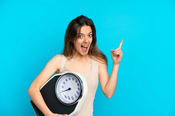 Mulher Caucasiana Jovem Isolado Fundo Azul Com Máquina Pesagem — Fotografia de Stock