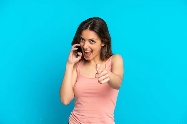 Giovane Donna Caucasica Utilizzando Telefono Cellulare Isolato Sfondo Blu Sorpreso — Foto Stock