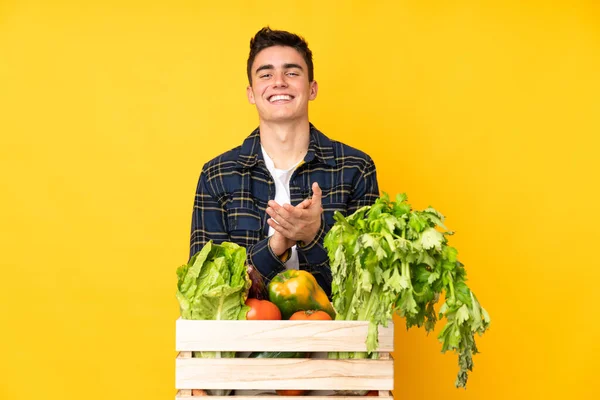 Adolescente Granjero Con Verduras Recién Recogidas Una Caja Aplaudiendo — Foto de Stock