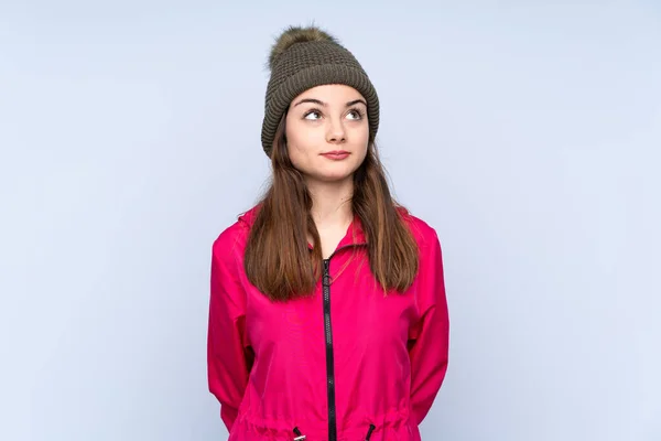 Menina Com Chapéu Inverno Isolado Fundo Azul Olhando Para Cima — Fotografia de Stock