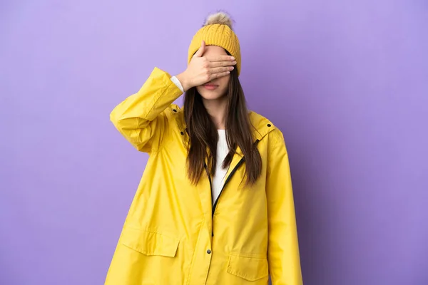 Mujer Caucásica Joven Con Abrigo Impermeable Aislado Sobre Fondo Púrpura —  Fotos de Stock