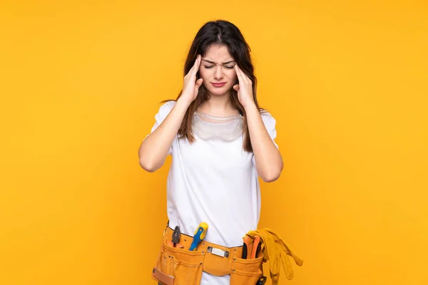Jonge Elektricien Vrouw Geïsoleerd Gele Achtergrond Ongelukkig Gefrustreerd Door Iets — Stockfoto