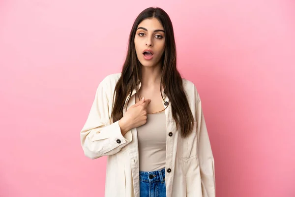 Young Caucasian Woman Isolated Pink Background Pointing Oneself — Stock Photo, Image