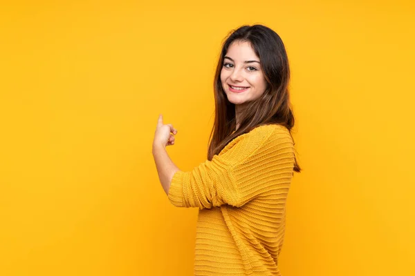 Jonge Blanke Vrouw Geïsoleerd Gele Achtergrond Wijzend Terug — Stockfoto