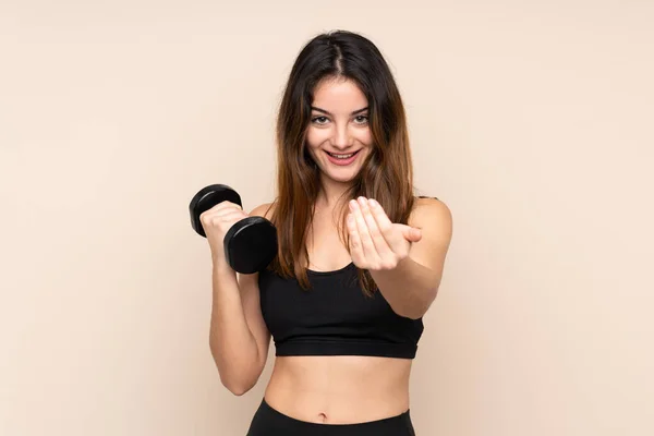 Joven Mujer Deportiva Haciendo Levantamiento Pesas Aislado Sobre Fondo Beige —  Fotos de Stock