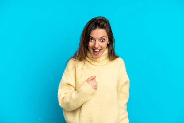 Jeune Femme Caucasienne Isolée Sur Fond Bleu Avec Expression Faciale — Photo