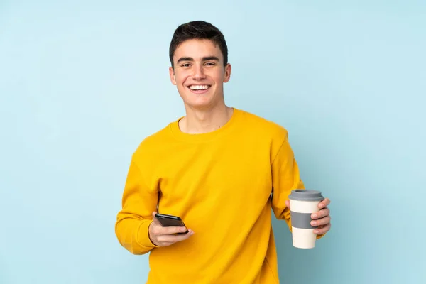 Adolescente Caucasiano Bonito Homem Isolado Fundo Roxo Segurando Café Para — Fotografia de Stock