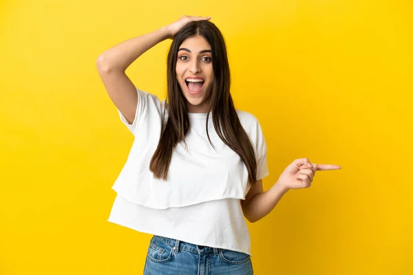 Jovem Mulher Caucasiana Isolado Fundo Amarelo Surpreso Apontando Dedo Para — Fotografia de Stock