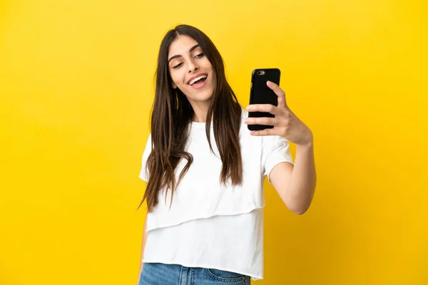 Jeune Femme Caucasienne Isolée Sur Fond Jaune Faisant Selfie — Photo