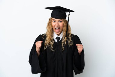 Genç üniversite mezunu beyaz arka planda tek başına zaferi kutluyor.