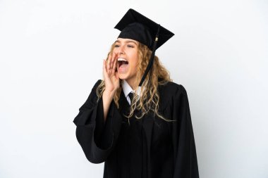Genç üniversite mezunu beyaz arka planda ağzı açık bağırıyor.