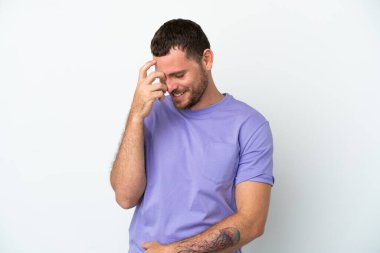 Genç Brezilyalı adam beyaz arka planda izole edilmiş gülüyor.