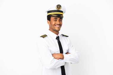 Afrikalı Amerikan uçak pilotu beyaz arka planda kolları bağlı ve ileriye bakıyor.