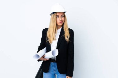 Miğferli genç bir mimar kadın izole edilmiş beyaz arka plan üzerinde planlar tutuyor.