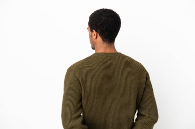 Arka planda izole edilmiş beyaz arka planda Afro-Amerikalı yakışıklı bir adam var.