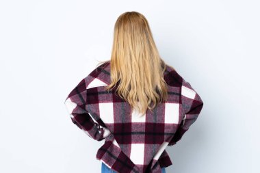 Genç Uruguaylı sarışın kadın izole edilmiş beyaz arka planda