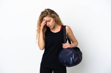 Spor çantalı genç bir kadın beyaz arka planda baş ağrısı ile izole edilmiş.