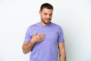 Beyaz arka planda izole edilmiş genç Brezilyalı adam kendini işaret ediyor.
