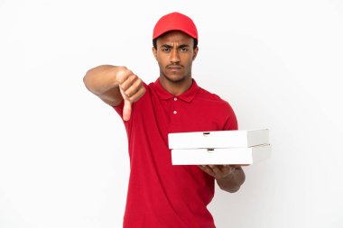 Afro-Amerikalı pizza teslimatçısı izole edilmiş beyaz duvarın üzerinden pizza kutuları alıyor.