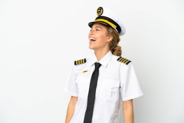 Uçaktaki sarışın kadın pilot, beyaz arka planda izole edilmiş. Yan pozisyonda gülüyor.