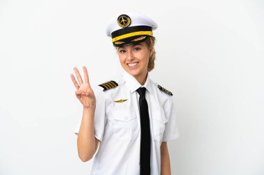 Beyaz arka planda izole edilmiş sarışın uçak pilotu mutlu ve parmaklarıyla üçe kadar sayıyor.