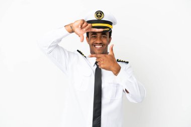 İzole edilmiş beyaz arkaplan odaklı yüzü üzerinde Afrika Amerikan Uçak Pilotu. Çerçeve sembolü