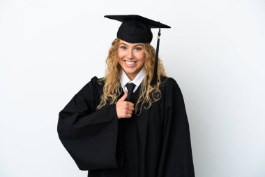 Genç üniversite mezunu, beyaz arka planda izole bir şekilde baş parmak hareketi yapıyor.