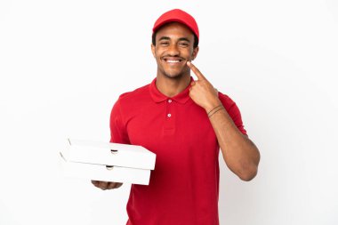 Afro-Amerikalı pizza teslimatçısı izole edilmiş beyaz duvarın üzerinden pizza kutularını alıyor.