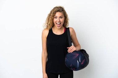 Spor çantalı genç bir kadın beyaz arka planda, şaşırmış bir yüz ifadesi var.