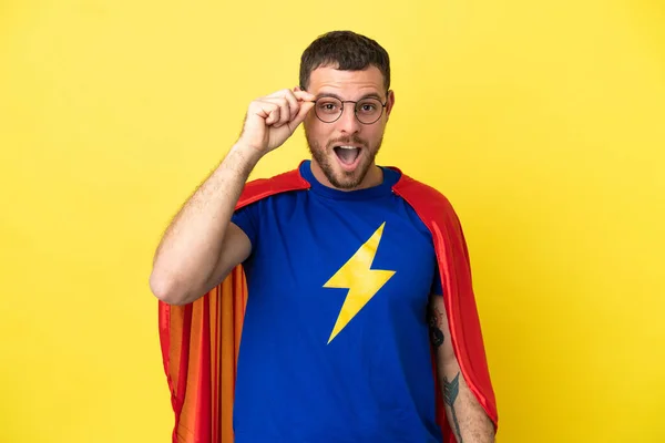 Super Hrdina Brazilský Muž Izolovaný Žlutém Pozadí Brýlemi Překvapený — Stock fotografie