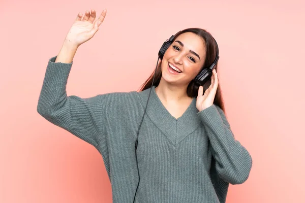 Jovem Caucasiana Isolada Fundo Rosa Ouvindo Música Dança — Fotografia de Stock