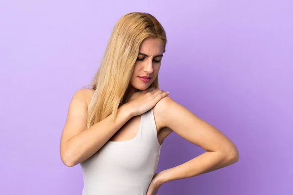 Молодая Уругвайская Блондинка Изолированном Фоне Страдает Боли Плече Сделала Усилие — стоковое фото