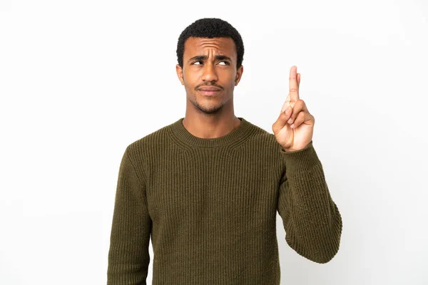 Hombre Guapo Afroamericano Sobre Fondo Blanco Aislado Con Dedos Cruzando — Foto de Stock