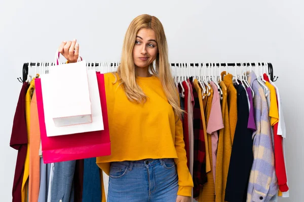 Jeune Femme Blonde Uruguayenne Dans Magasin Vêtements Tenant Des Sacs — Photo