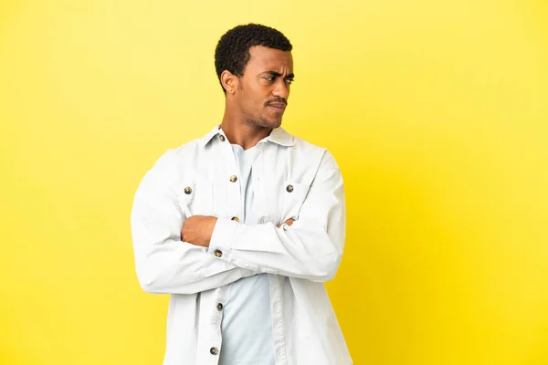 Afroamerikanisch Aussehender Mann Auf Gelbem Hintergrund Mit Verschränkten Armen — Stockfoto